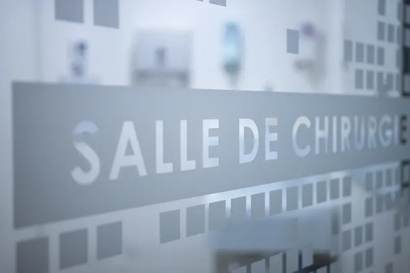 Vitrine d'une salle de chirurgie dentaire à Caen