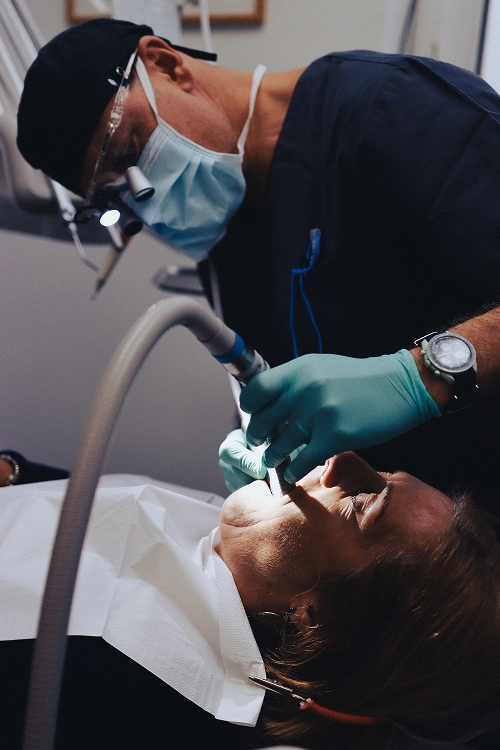 Dentiste en cours d'opération