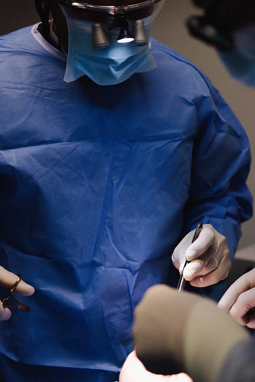 Chirurgien-dentiste en opération sur un patient